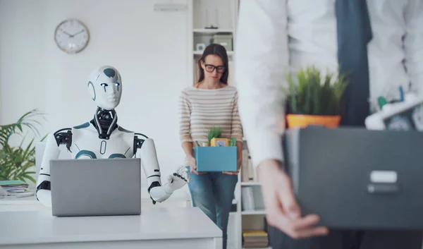 Los Empresarios Despedidos Empacan Sus Pertenencias Salen Oficina Robot Está — Foto de Stock