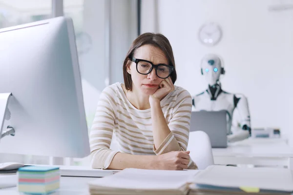 Enttäuschte Gestresste Geschäftsfrau Und Roboter Sitzen Ihrem Schreibtisch Büro Die — Stockfoto
