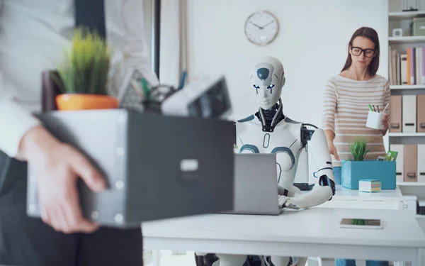 Gli Uomini Affari Licenziati Imballano Loro Cose Lasciano Ufficio Robot — Foto Stock