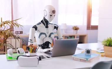 İnsanımsı bir robot, bir ofiste dizüstü bilgisayarda çalışır ve tekrarlanan ve can sıkıcı görevlerde otomasyonun faydasını gösterir..