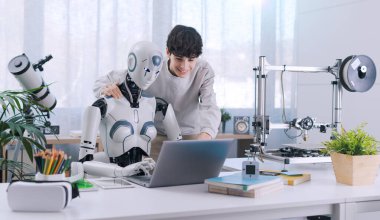 Bir çocuk bir robotun yardımıyla ders çalışır. Sonuç verimlidir. Robot ve İnsan İşbirliği Konsepti.