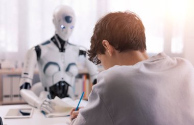 Bir çocuk bir robotun yardımıyla ders çalışır. Sonuç verimlidir. Robot ve İnsan İşbirliği Konsepti.