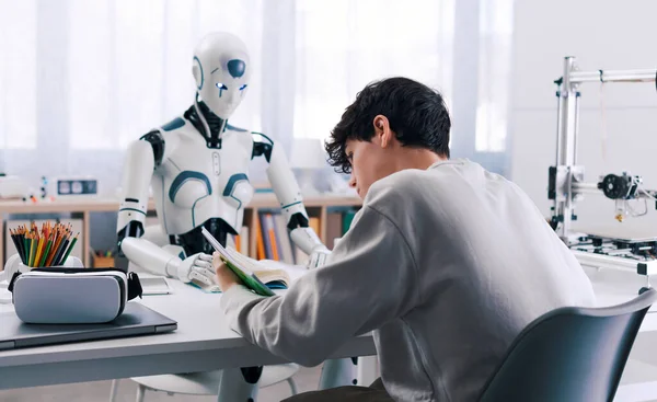 Garçon Étudie Avec Aide Robot Résultat Est Fructueux Robot Concept — Photo