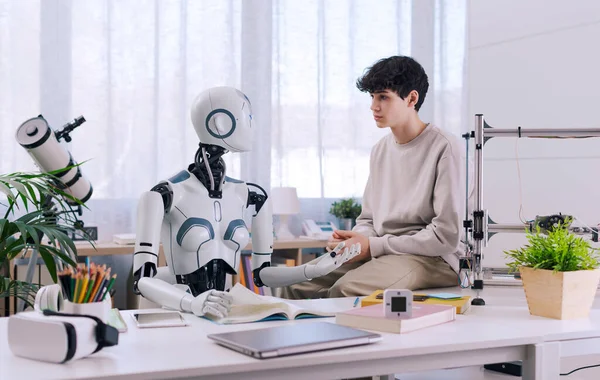 Seorang Anak Laki Laki Belajar Dengan Bantuan Robot Hasilnya Adalah — Stok Foto