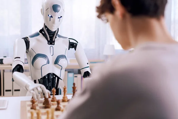 Odbywa Się Futurystyczny Mecz Szachowy Pomiędzy Chłopcem Robotem — Zdjęcie stockowe