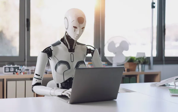 Robot Umanoide Lavora Ufficio Computer Portatile Mostrando Utilità Dell Automazione — Foto Stock