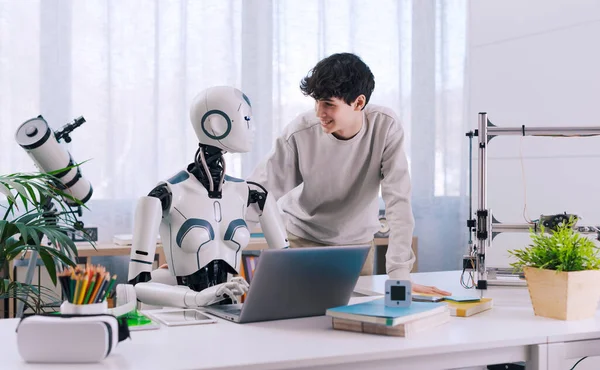 一个男孩在机器人的帮助下学习 结果是富有成果的 机器人与人类协作概念 — 图库照片