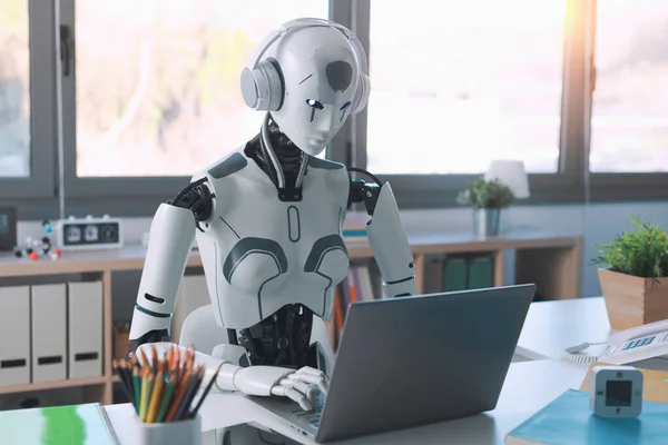 Robô Humanoide Trabalha Escritório Laptop Para Ouvir Música Fone Ouvido — Fotografia de Stock