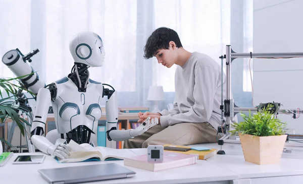 Chłopiec Studiuje Pomocą Robota Wynik Jest Owocny Koncepcja Współpracy Robotów — Zdjęcie stockowe
