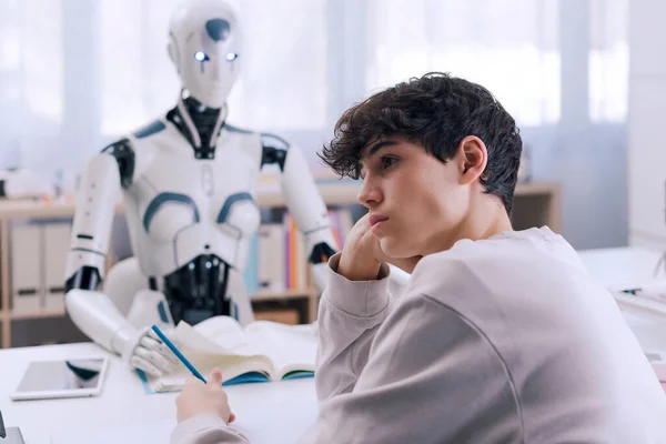 Chłopiec Uczy Się Pomocą Nauczyciela Robotów Koncepcja Współpracy Robotów Ludzi — Zdjęcie stockowe