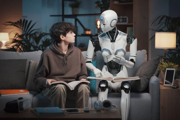 Innowacyjny Korepetytor Robota Pomaga Nastolatkowi Odrabianiu Lekcji Czytają Razem Książki — Zdjęcie stockowe