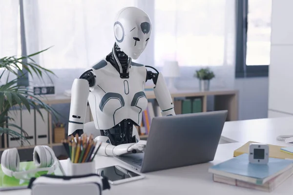 Robô Humanoide Trabalha Escritório Laptop Mostrando Utilidade Automação Tarefas Repetitivas — Fotografia de Stock