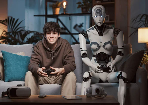 Adolescent Heureux Robot Assis Sur Canapé Maison Ils Jouent Des — Photo