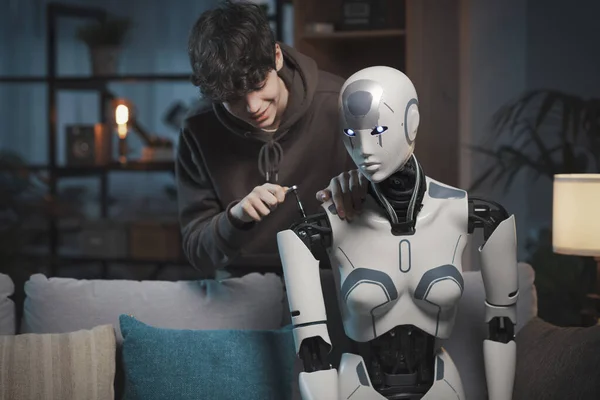 Inteligentny Nastolatek Naprawianie Robota Salonie Domu Technologia Koncepcja Ekspertyzy — Zdjęcie stockowe