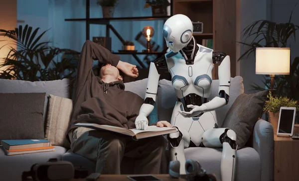 Humanoider Roboter Hilft Einem Faulen Abgelenkten Schüler Bei Hausaufgaben Lernen — Stockfoto
