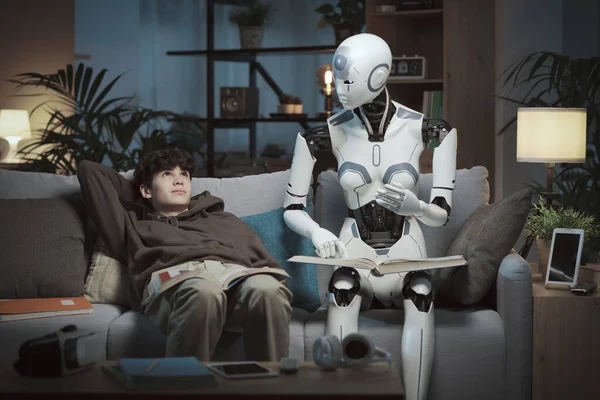 Humanoidalny Robot Pomaga Leniwemu Rozkojarzonemu Uczniowi Zadaniu Domowym Nauce Koncepcji — Zdjęcie stockowe