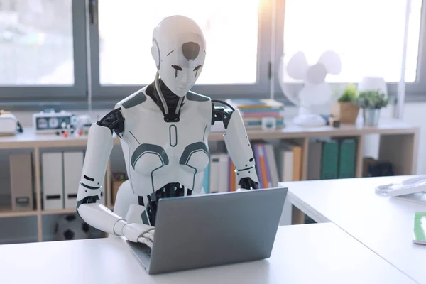 Nsanımsı Bir Robot Bir Ofiste Dizüstü Bilgisayarda Çalışır Tekrarlanan Can — Stok fotoğraf