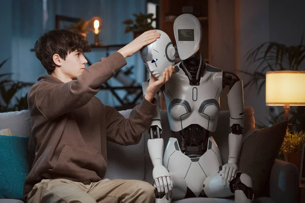Adolescente Removendo Uma Cabeça Robô Verificando Tecnologia Dentro — Fotografia de Stock