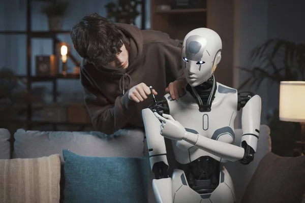 Adolescent Intelligent Réparant Robot Dans Salon Maison Concept Technologie Expertise — Photo