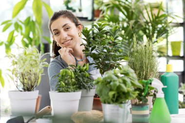 Bahçe merkezindeki bitkilerle, bahçeyle ve bitki yetiştirme konseptiyle ilgilenen profesyonel bir çiçekçi.