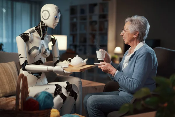 Äldre Kvinna Njuter Sitt Eftermiddagste Serverat Sin Robotbetjänt — Stockfoto
