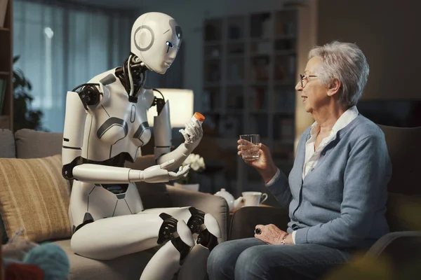 Elderly Woman Robot Helps Her Reminding Her Take Her Medication — Stock Photo, Image