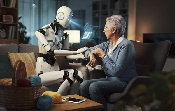Äldre Kvinnas Robot Assistent Gör Omedelbar Diagnos För Armbåge Smärta — Stockfoto