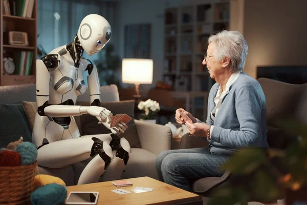 Starsza Pani Spędza Zabawne Popołudnie Kartach Robotem Sztuczną Inteligencją Jest — Zdjęcie stockowe