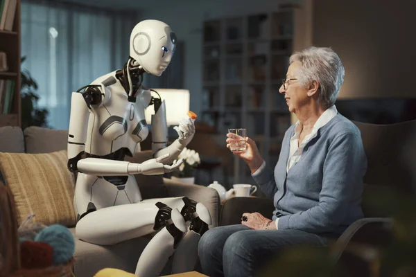 一位老年妇女的机器人提醒她吃药 对她很有帮助 — 图库照片