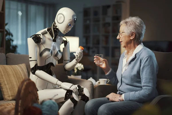 Robot Starszej Kobiety Pomaga Jej Przypominając Jej Przyjmowaniu Leków — Zdjęcie stockowe