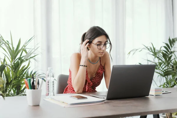 デスクに座り ノートパソコン オンライン学習 ソーシャルメディアコンセプトとつながる若い女性学生 — ストック写真