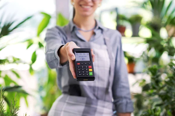 Smiling Florist Showing Pos Terminal Electronic Payments Commerce Concept — Stock Photo, Image