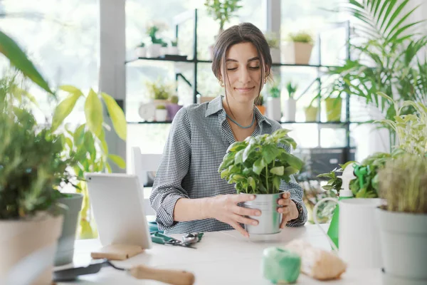 Jeune Femme Détendue Prenant Soin Ses Plantes Maison Passe Temps — Photo