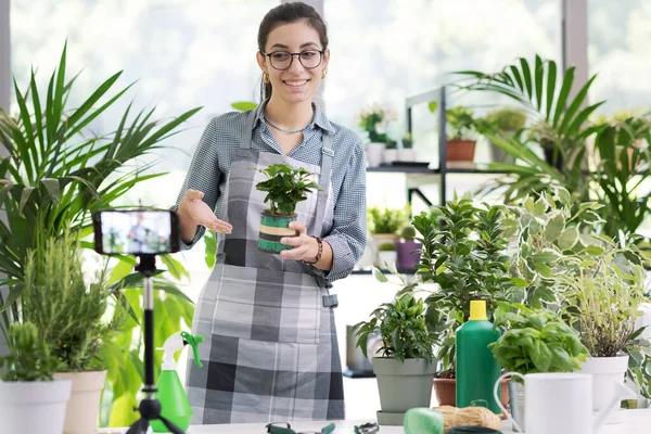 Professional Gardener Recording Gardening Videos She Teaching How Grow Plants — Stock Photo, Image
