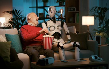 Kıdemli erkek ve dişi yapay zeka robotu evdeki koltukta oturuyor, birlikte film izliyorlar, insan-robot ilişkisi konsepti.