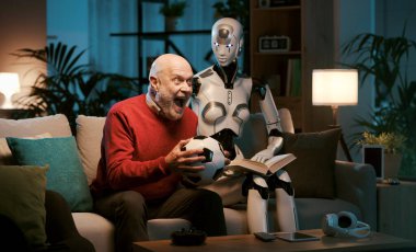 İnsan ve insansı robotlar evde birlikte vakit geçiriyorlar, farklı hobileri ve ilgi alanları var: adam televizyonda futbol izliyor ve robot kitap okuyor.