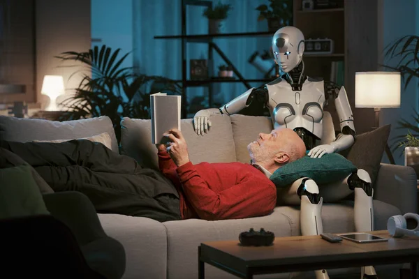 Vanhempi Mies Huolehtiva Naaras Android Robotti Istuu Sohvalla Kotona Lukevat — kuvapankkivalokuva