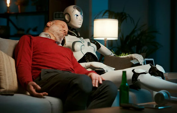 Starszy Mężczyzna Zasypiający Kanapie Obok Swojego Humanoidalnego Robota Koncepcja Relacji — Zdjęcie stockowe