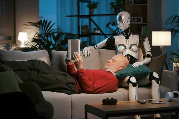 Homem Sênior Robô Andróide Feminino Carinhoso Sentado Sofá Casa Eles — Fotografia de Stock