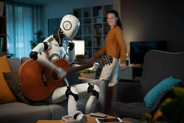 Inhemsk Robot Utrustad Med Spelar Gitarr För Att Underhålla Sin — Stockfoto