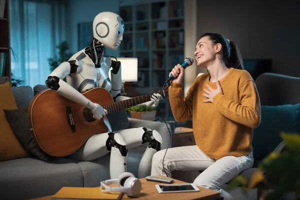 Söpö Nuori Tyttö Nauttii Hänen Varustettu Kotimainen Robotti Pelaa Karaokea — kuvapankkivalokuva
