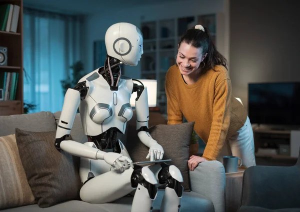 Ładna Młoda Dziewczyna Rozkazuje Swojemu Wyposażonemu Sztuczną Inteligencję Robotowi Domowemu — Zdjęcie stockowe