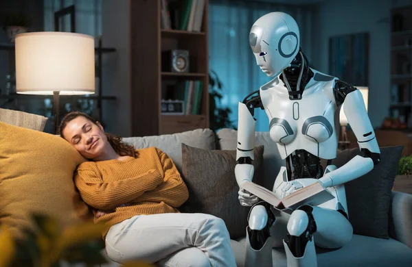Śliczna Młoda Dziewczyna Zasnęła Słuchając Wyposażonego Sztuczną Inteligencję Robota Czytającego — Zdjęcie stockowe