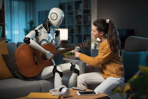 Hezká Mladá Dívka Učí Svého Vybavené Robota Hrát Kytaru — Stock fotografie