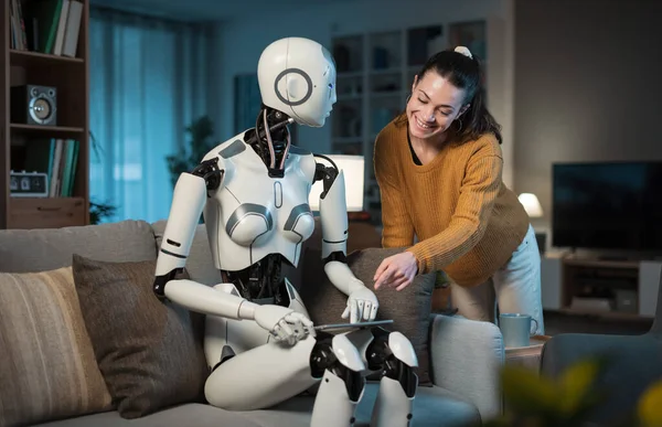Ładna Młoda Dziewczyna Rozkazuje Swojemu Wyposażonemu Sztuczną Inteligencję Robotowi Domowemu — Zdjęcie stockowe