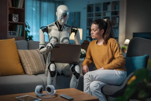 Vardagsrummet Ung Kvinna Och Hennes Humanoid Robot Följeslagare Använda Bärbar — Stockfoto