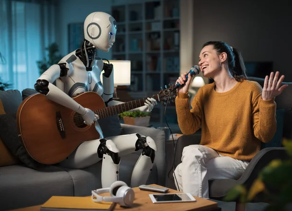 Söpö Nuori Tyttö Nauttii Hänen Varustettu Kotimainen Robotti Pelaa Karaokea — kuvapankkivalokuva