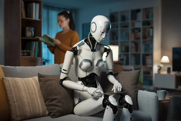 Ładna Młoda Dziewczyna Jej Wyposażony Sztuczną Inteligencję Robot Spędzają Razem — Zdjęcie stockowe