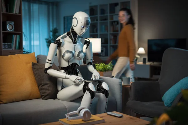 Söt Ung Flicka Och Hennes Utrustade Robot Tillbringar Lugn Kväll — Stockfoto