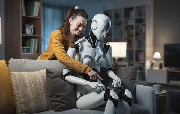 Ładna Młoda Dziewczyna Nakazuje Swojemu Wyposażonemu Sztuczną Inteligencję Robotowi Domowemu — Zdjęcie stockowe